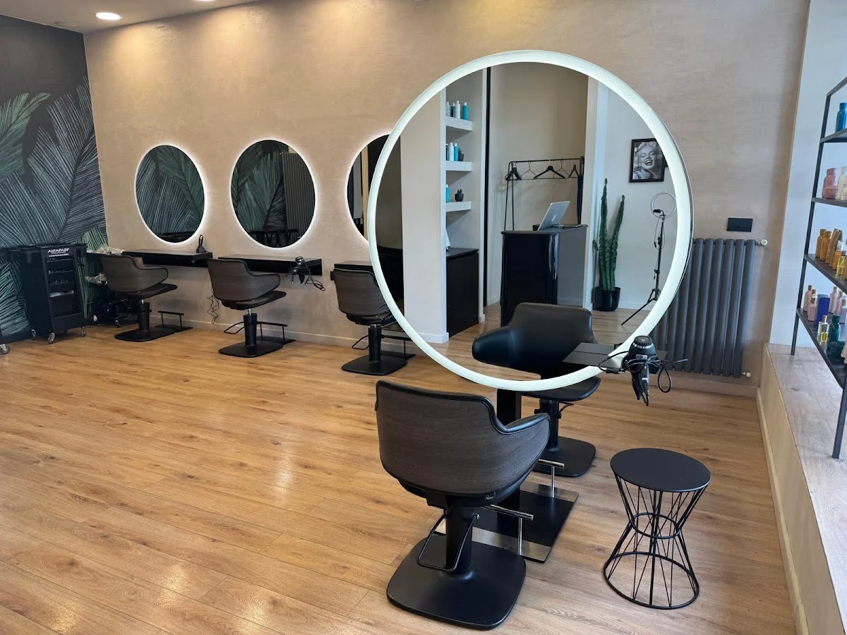 Divina Donna Hairstylist - 3