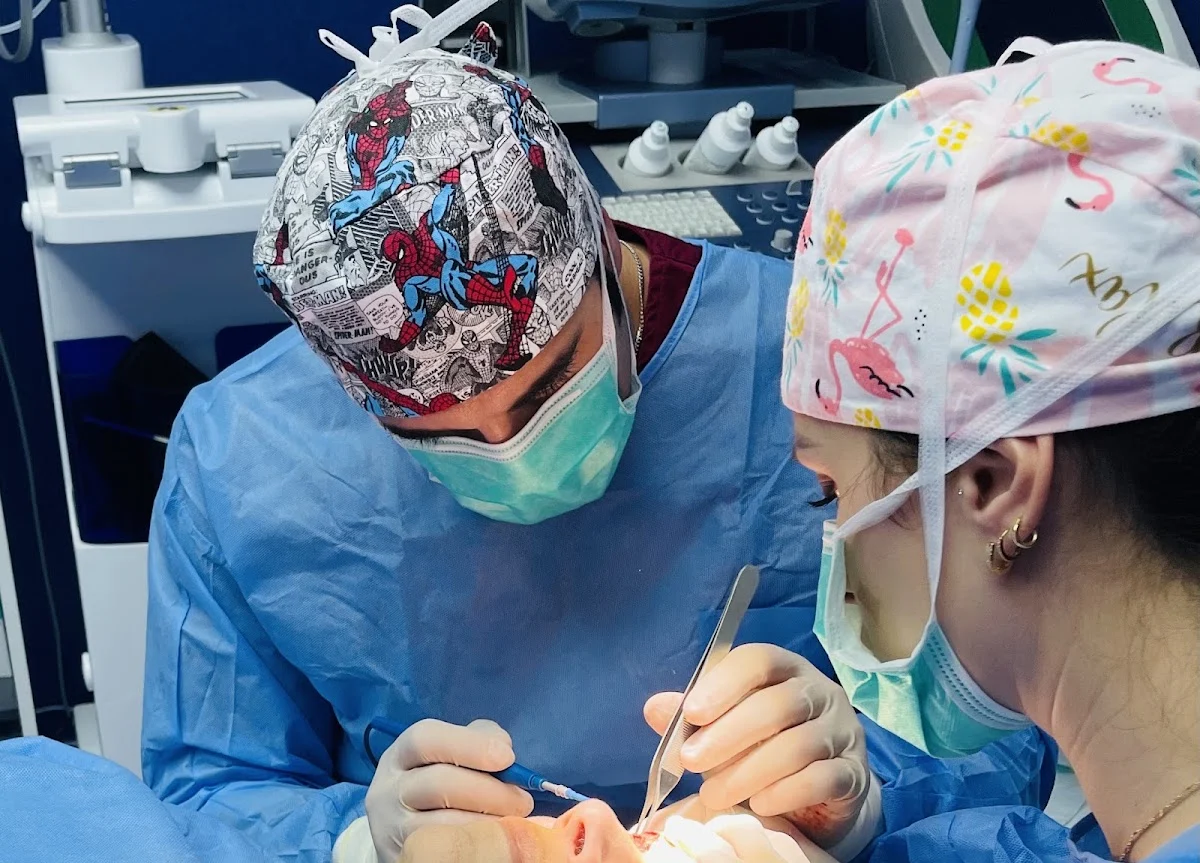 Dott. Raffaele Castaldo - RC Clinic - Chirurgia Plastica, Maxillo Facciale e Medicina Estetica - Implantologia - Odontoiatria