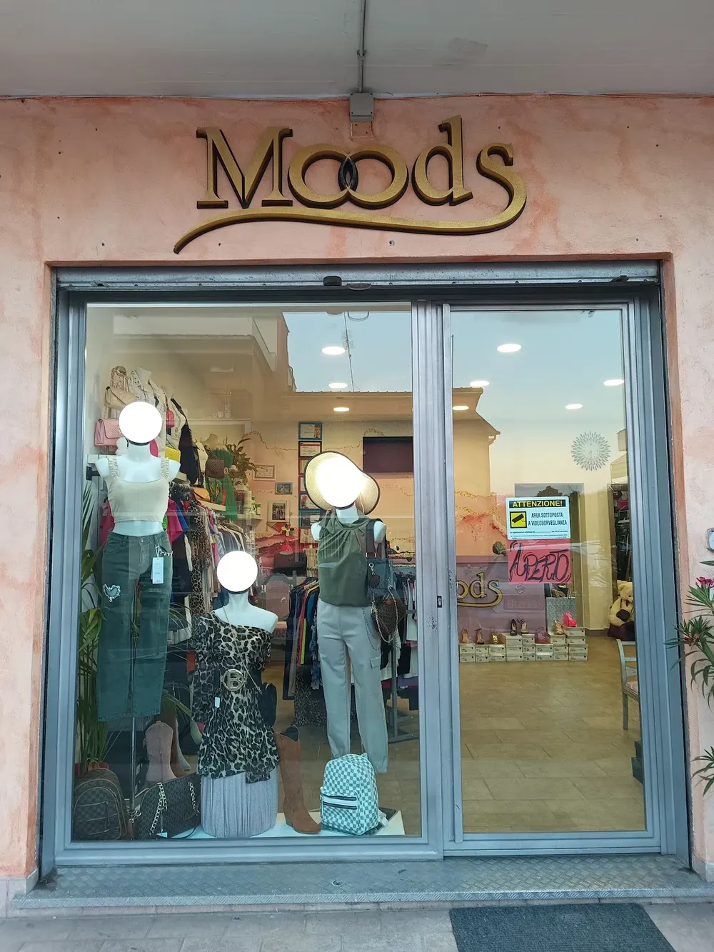 MOODS la boutique abbigliamento & nail studio's