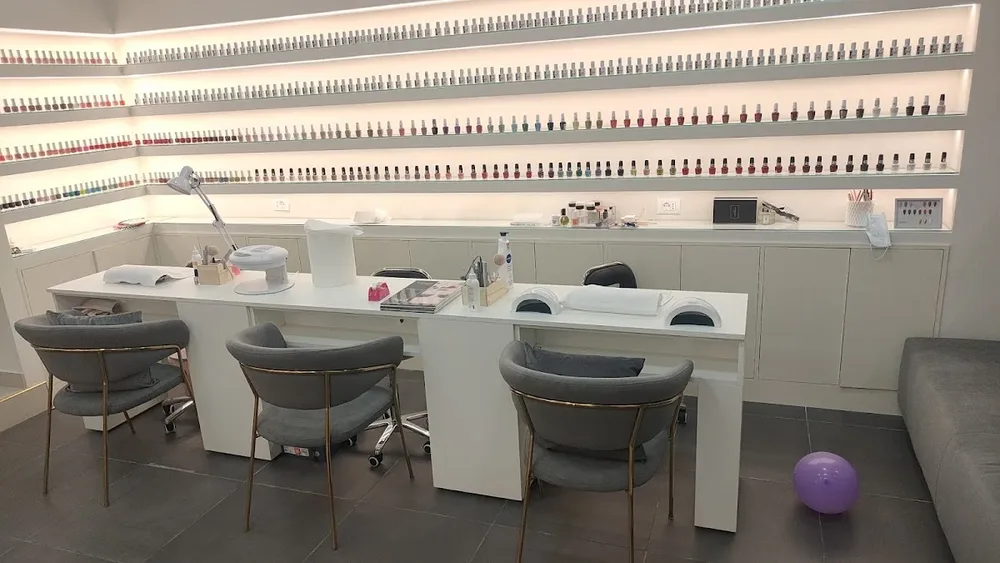 Vivi Nails