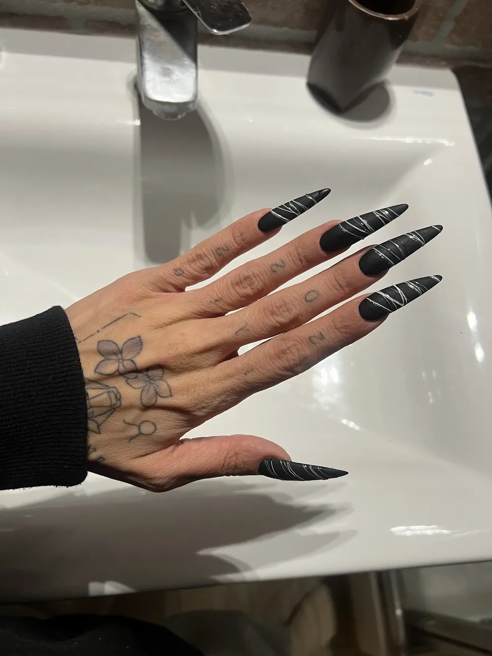 VV NAIL